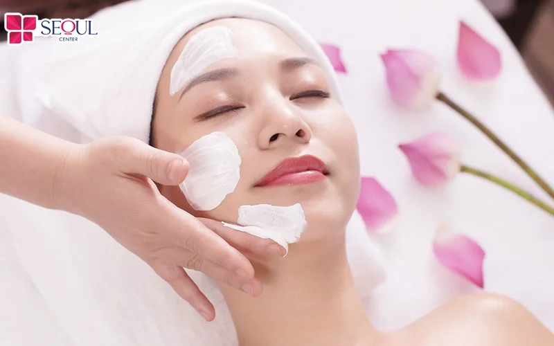 Chăm sóc da mặt định kỳ tại spa giúp duy trì vẻ trẻ trung và mịn màng cho làn da.