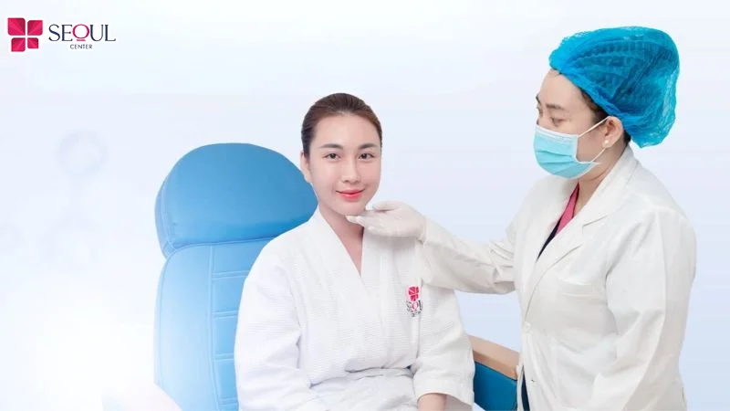 Bác sĩ da liễu thăm khám trực tiếp là yếu tố quan trọng tại các cơ sở thẩm mỹ uy tín