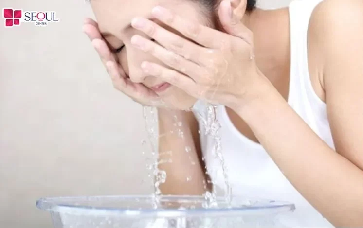 Ngâm nước ấm cho mày nhanh bong là kiến thức sai lầm dễ gây nhiễm trùng và loang màu mực.
