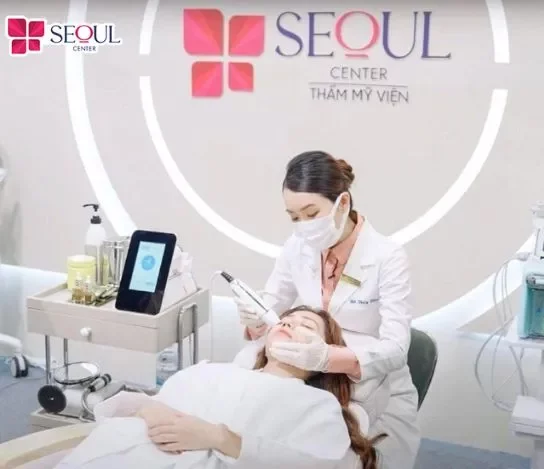 Đội ngũ chuyên viên giàu kinh nghiệm tại Seoul Center thực hiện theo quy trình chuẩn, mang đến kết quả chân mày đẹp tự nhiên và an toàn.