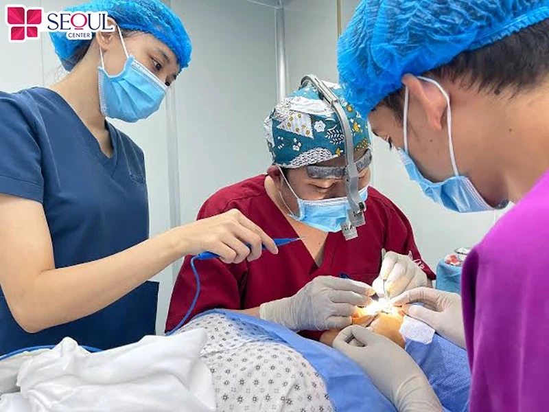 Bác sĩ tiến hành nhấn mí Plasma cho khách hàng theo quy trình chuẩn y khoa