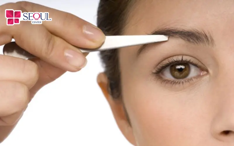 Nhổ lông mày có bị sụp mí không được các chuyên gia nhận định là không nếu thực hiện đúng cách.