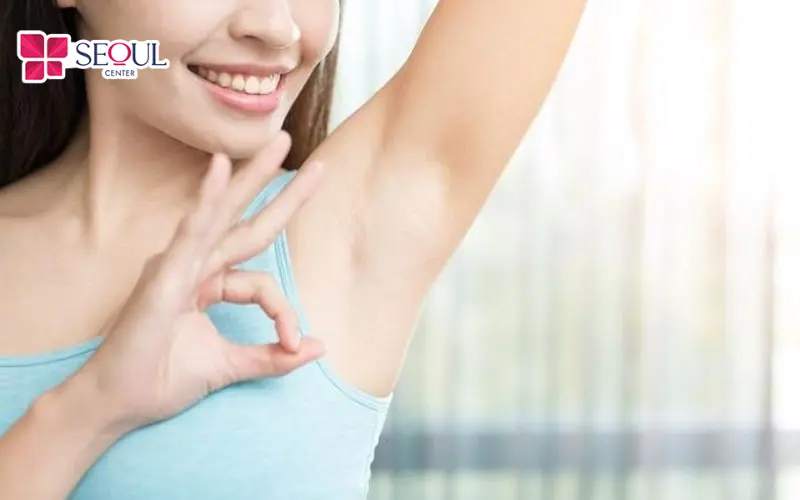 Vùng da dưới cánh tay cần được làm sạch kỹ lưỡng trước khi nhổ để ngăn ngừa vi khuẩn gây nhiễm trùng