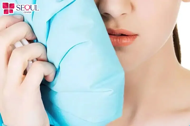 Chườm lạnh đúng cách giúp giảm sưng môi, dùng túi chườm chuyên dụng áp nhẹ 5–10 phút và tránh để đá tiếp xúc trực tiếp với môi