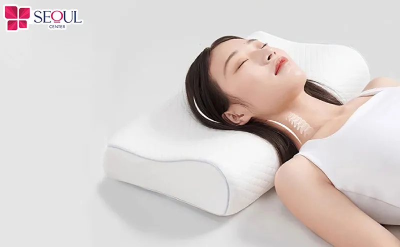 Nằm ngửa và kê đầu cao vừa phải khi ngủ giúp hạn chế sưng, đồng thời tránh để môi cọ xát với chăn gối
