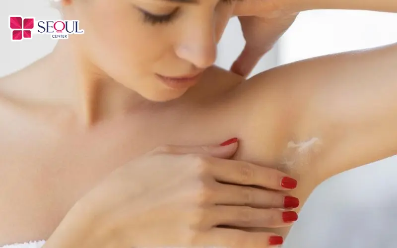 Bôi kem dưỡng ẩm hoặc gel lô hội sau khi nhổ lông giúp da giảm kích ứng