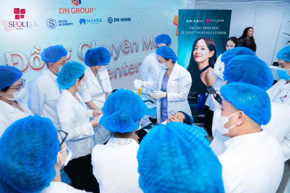 Sau buổi lễ ký kết, đội ngũ bác sĩ tại Seoul Center đã có buổi đào tạo chuyên sâu về kiến thức, kỹ thuật ứng dụng sản phẩm Rejuran