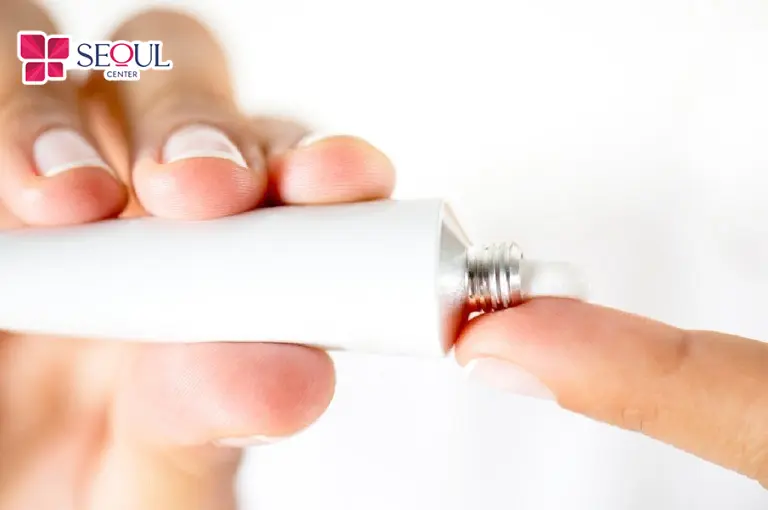 Sử dụng thuốc mỡ để hạn chế tình trạng da bị đỏ rát sau tẩy lông vùng kín