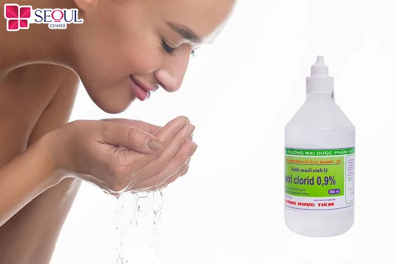 Vệ sinh chân mày nhẹ nhàng bằng bông sạch và nước muối sinh lý 2–3 lần/ngày, tránh chà xát để bảo vệ vùng da đang hồi phục