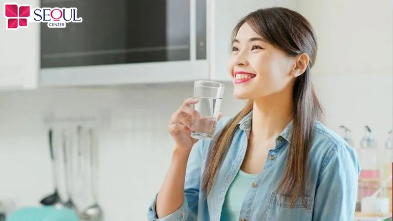 Duy trì khoảng 2 lít nước mỗi ngày giúp cơ thể hoạt động tốt và hỗ trợ da duy trì độ ẩm cần thiết trong quá trình hồi phục
