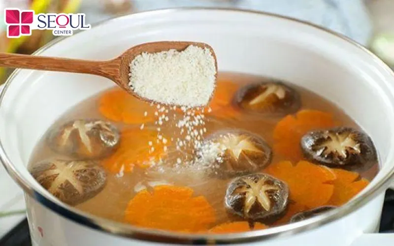 Hạt nêm giúp món ăn đậm đà hơn nhưng nên dùng với lượng vừa phải, đặc biệt trong thời gian môi đang bong vảy để hạn chế nạp quá nhiều muối