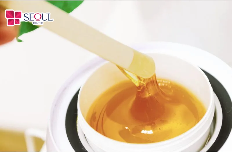 Sáp wax nóng bám dính tốt giúp lấy đi gốc lông nhưng cần cẩn trọng nhiệt độ để tránh bị bỏng