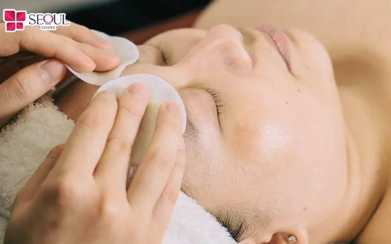 Bạn nên hạn chế trang điểm khi đến spa và ngưng Retinoids, AHA/BHA nồng độ cao 3 - 5 ngày trước để da ổn định hơn.