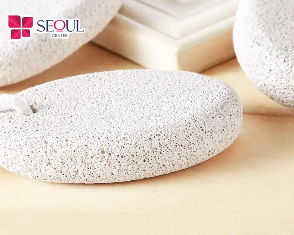 Đá mài tẩy lông là phương pháp sử dụng loại đá bọt tự nhiên có bề mặt nhám nhẹ kỳ lên da giúp mài mòn lông nhưng cần kiên trì áp dụng trong thời gian dài