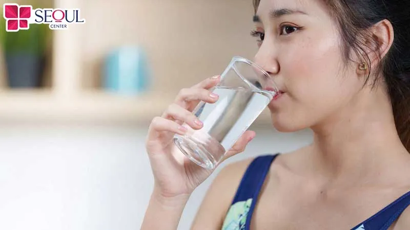 Sau phun môi hãy uống nước nhiều để môi mau lành, khỏe khoắn, lên màu đều đẹp
