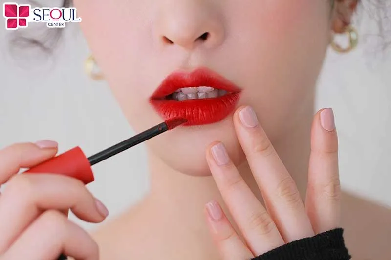 Sau phun môi bạn nên kiêng tô son có chứa chì để tránh kích ứng, viêm nhiễm, môi lên màu không đều
