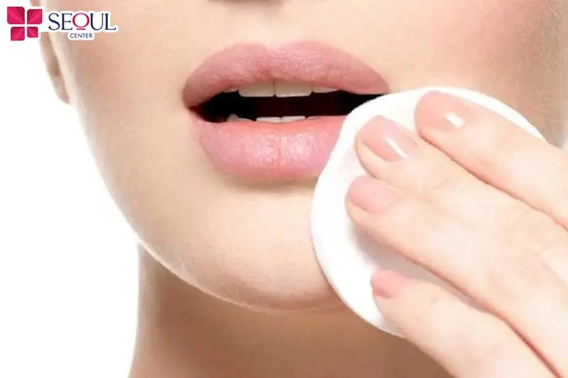 Sau khi phun môi bạn nên chăm sóc môi cẩn thận để môi lên màu đều, tránh bị nhiễm trùng, mưng mủ, khó lên màu