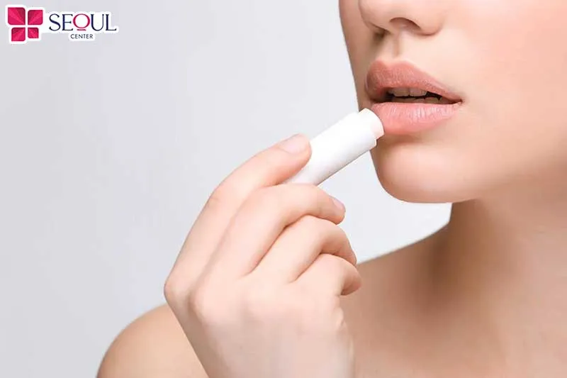 Dưỡng môi giúp môi ẩm mượt, lên màu đều hơn