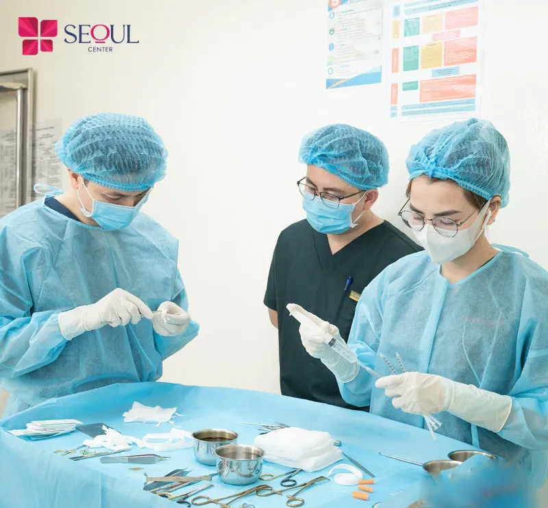 Chuẩn bị dụng cụ đầy đủ, phòng phẫu thuật được vô khuẩn kỹ lưỡng
