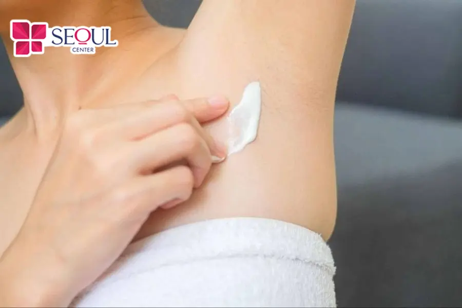 Thoa kem dưỡng sau khi tẩy lông giúp cấp ẩm, làm dịu da, hỗ trợ phục hồi và giảm cảm giác ngứa rát, khó chịu.