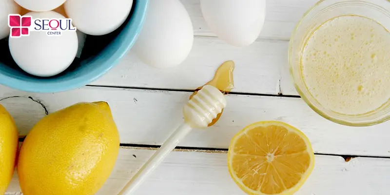 Hỗn hợp chanh và trứng gà có độ kết dính cao giúp dọn sạch lông nách dịu nhẹ