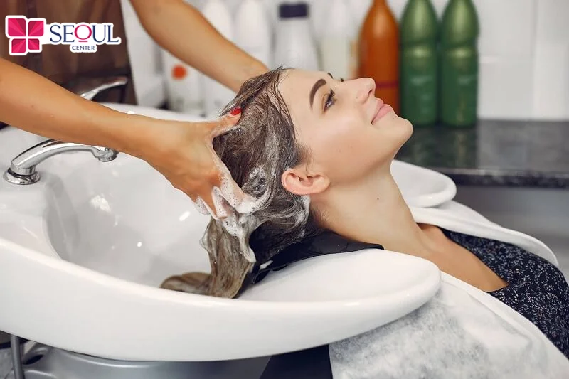 Khi mới nâng mũi xong bạn không nên gội đầu vì dễ tác động xấu đến vết thương