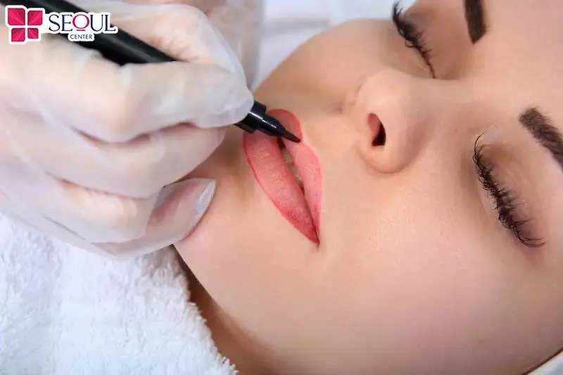 Dặm lại môi là kỹ thuật bổ sung mực giúp màu môi lên màu đồng đều hơn và đều màu hơn