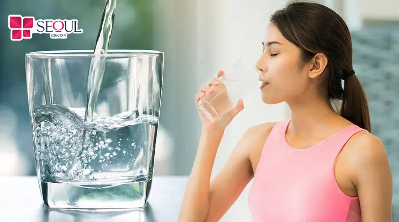 Uống đủ nước giúp da duy trì độ mượt mà tươi trẻ