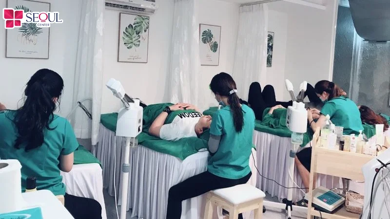 Các khách hàng đang được kỹ thuật viên chăm sóc da và điều trị mụn chuyên sâu tại Bống Spa & Clinic