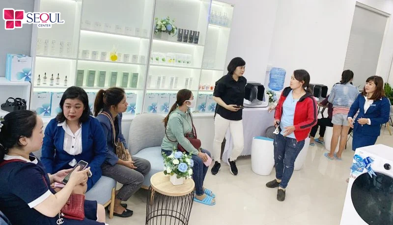 Không gian Key Spa đông đúc, nhộn nhịp với nhiều khách hàng đến trải nghiệm các dịch vụ chăm sóc và làm đẹp.