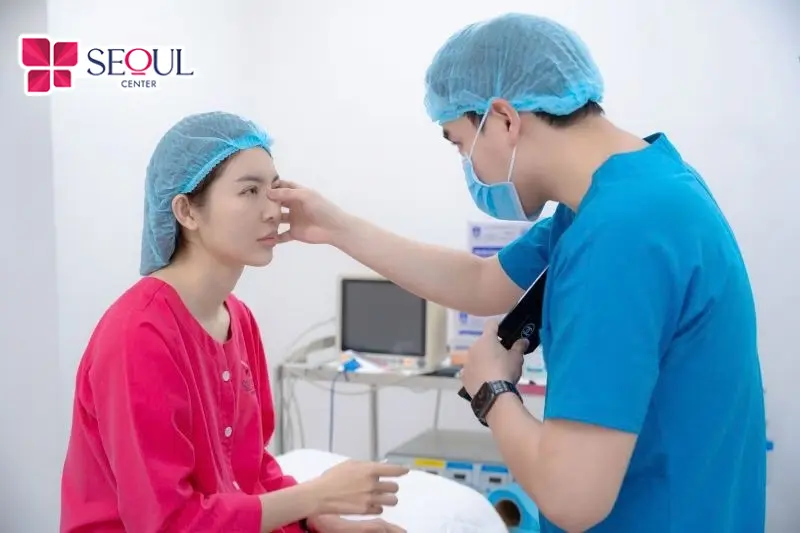 Khách hàng được bác sĩ chuyên khoa tại Seoul Center thăm khám và thực hiện quy trình chuẩn y khoa