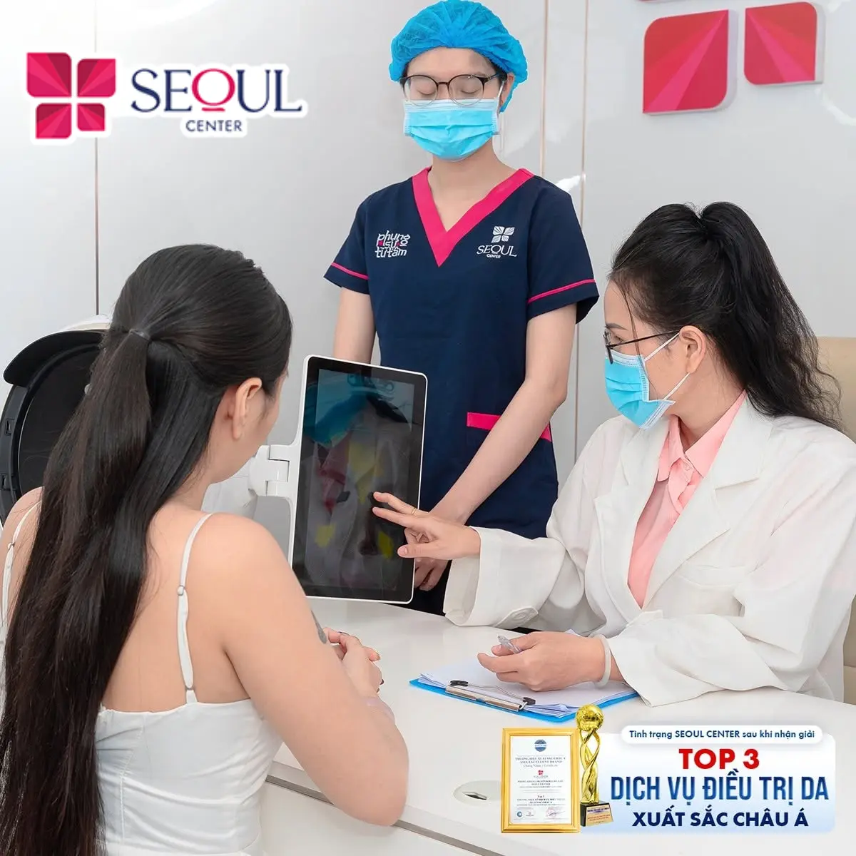 Bác sĩ thăm khám tình trạng da vùng mắt sau đó tư vấn phác đồ cho khách hàng