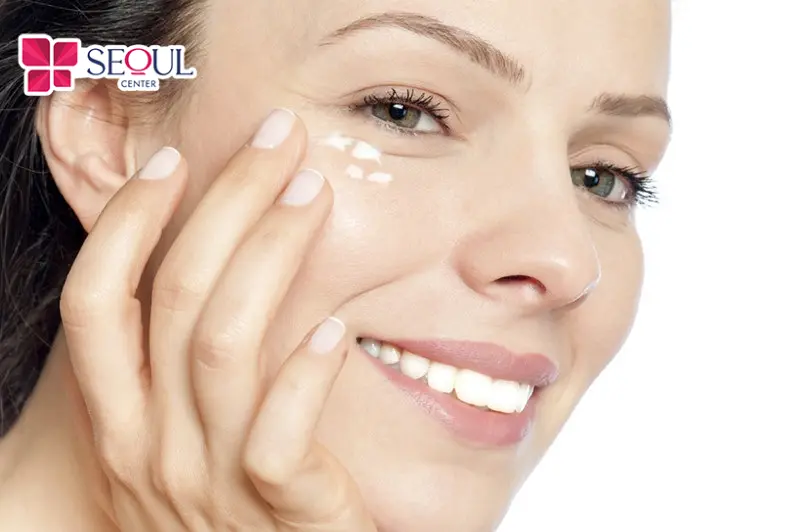 Sau khi thực hiện tiêm Restylane Vital Light bạn nên bôi kem dưỡng phục hồi vùng da quanh mắt theo chỉ định bác sĩ