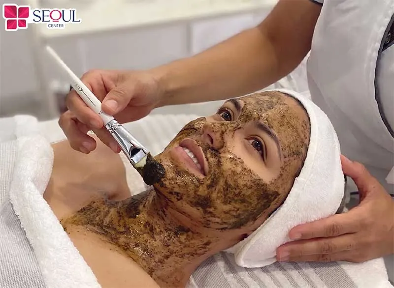 Chuyên viên tiến hành thoa đều tổ hợp thảo dược Biophyto 4A lên da khách hàng sau đó massage đều