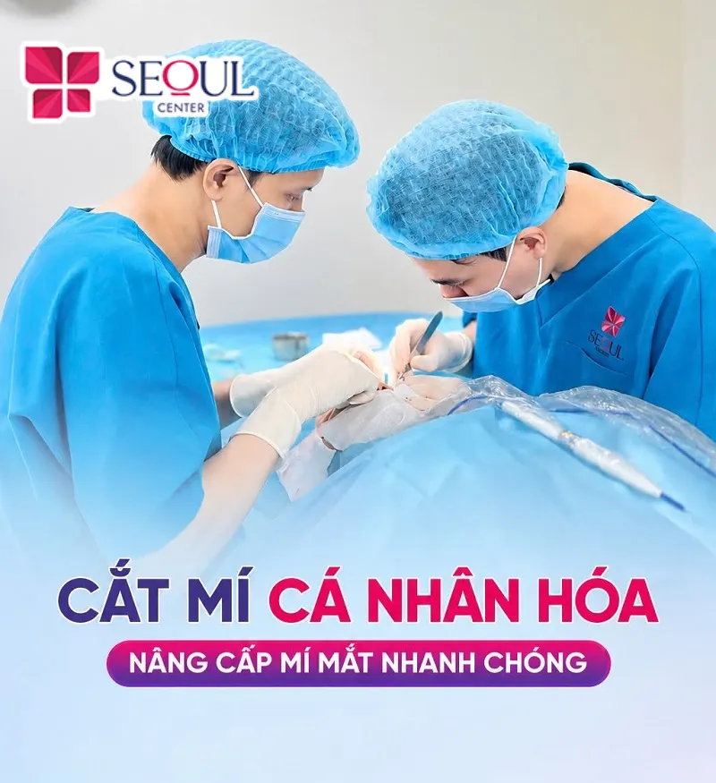 Bác sĩ chuyên khoa tiến hành cắt mí trên tỉ mỉ, khéo léo
