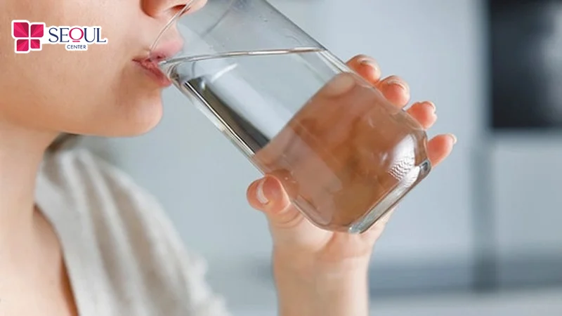 Uống nước đủ mỗi ngày sẽ giúp da đủ ẩm, tránh tăng tiết nhờn, mất nước gây bùng phát mụn nặng hơn
