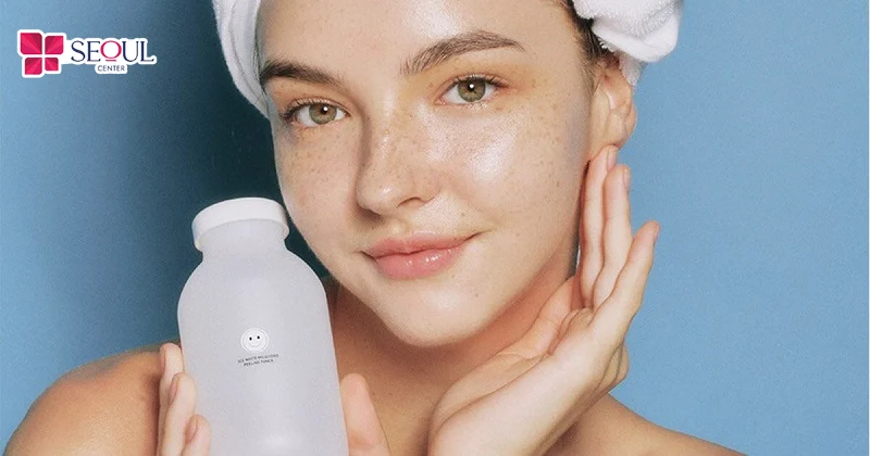 Thoa toner sau khi tẩy da chết sẽ giúp da sạch sâu, cân bằng độ ẩm, độ PH trên da