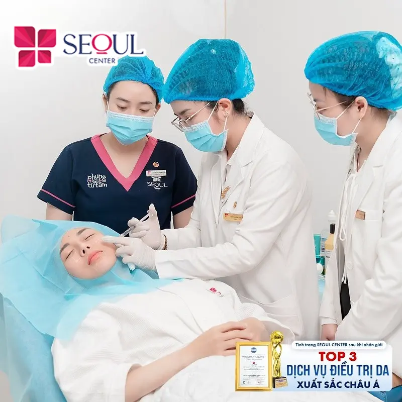 Bác sĩ trực tiếp tiêm Restylane Vital Light vùng mặt theo chuẩn an toàn y khoa