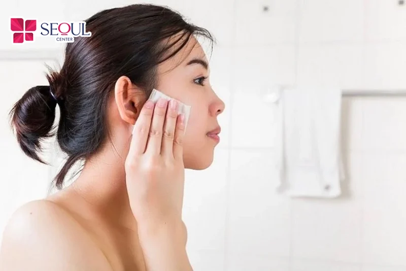 Lựa chọn sản phẩm tẩy trang phù hợp với tình trạng da sẽ giúp làm sạch da mụn hiệu quả, không khiến tình trạng mụn nghiêm trọng hơn