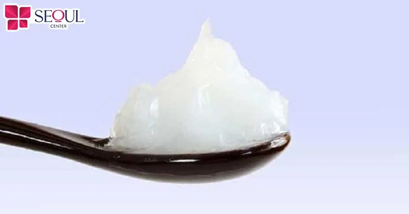Vaseline hòa với dầu dừa sẽ cho ra một chiếc son dưỡng giúp môi luôn ẩm mịn tự nhiên, an toàn