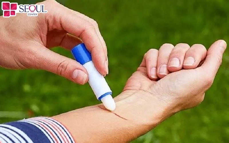 Trước khi sử dụng trực tiếp son dưỡng handmade tự làm cho môi hãy thoa lên cổ tay và giữ 24 giờ để theo dõi phản ứng của da trước, tránh nguy cơ dị ứng, kích ứng