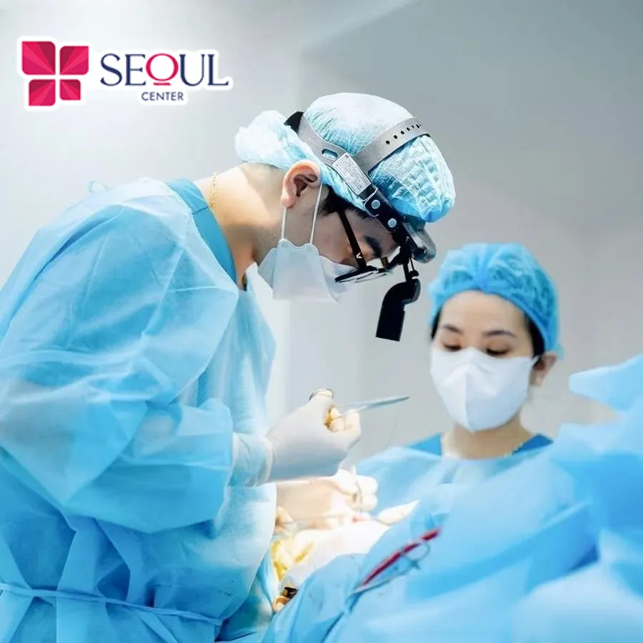 Bác sĩ tiến hành Cắt Mí Dưới thật khéo léo, tỉ mỉ để loại bỏ bọng mắt, mỡ thừa, nếp nhăn vùng mí dưới tạo đôi mắt trẻ trung, săn chắc