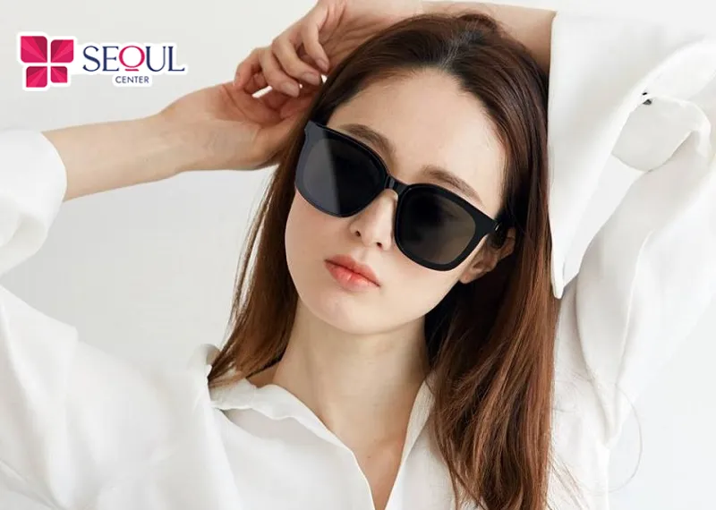 Sau khi cắt mí dưới bạn nên đeo kính râm khi ra ngoài để bảo vệ mí mắt khỏi tia UV, khói bụi