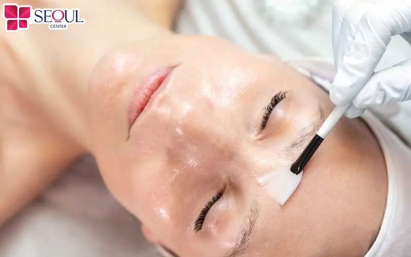 Chuyên viên sẽ tiến hành vệ sinh da và kết hợp đa công nghệ để tăng cường khả năng hấp thụ dưỡng chất chuyên sâu cho da