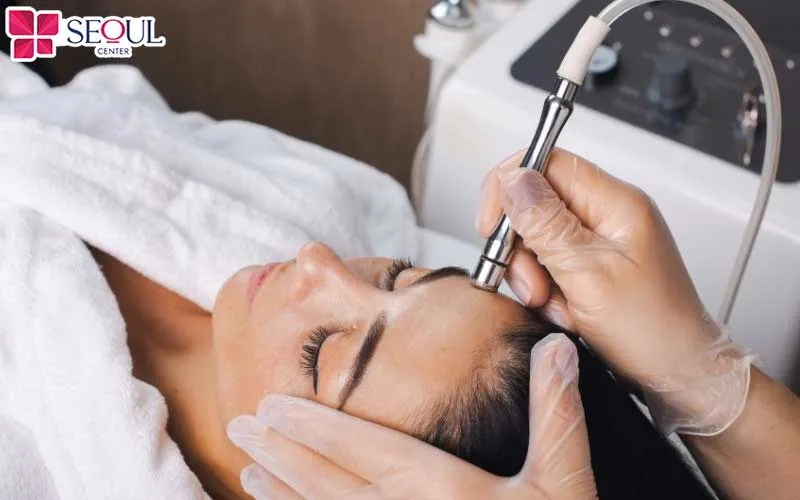 Chuyên viên sẽ thực hiện hút bã nhờn để loại bỏ bụi bẩn và tạp chất dưới da trước khi bắt đầu liệu trình HA Peptide