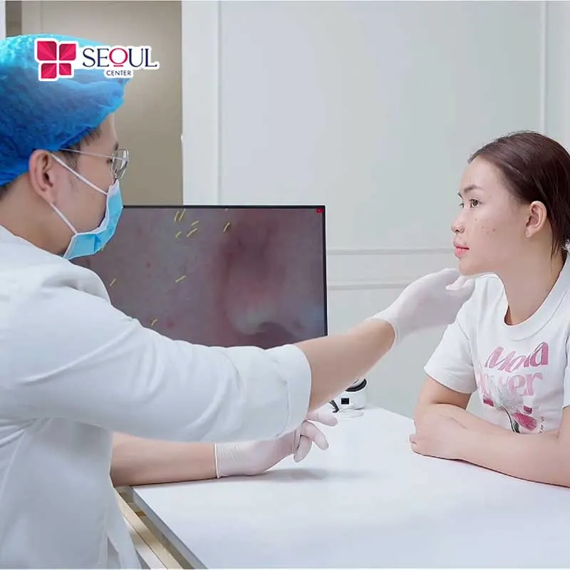 Bác sĩ tiến hành thăm khám tình trạng da khách hàng trước khi thực hiện