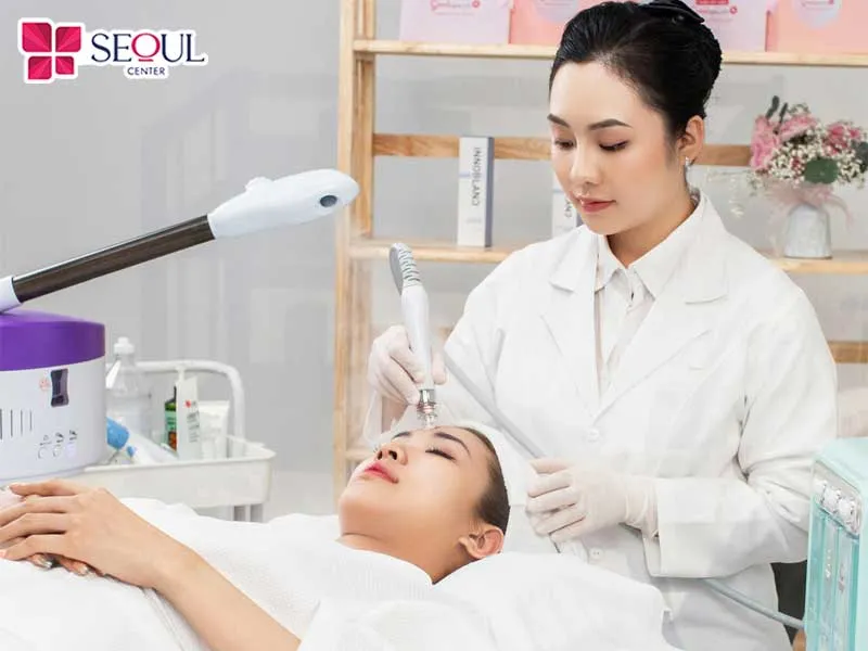 Bác sĩ tiến hành đẩy tinh chất vitamin C vào da theo quy trình chuẩn an toàn y khoa