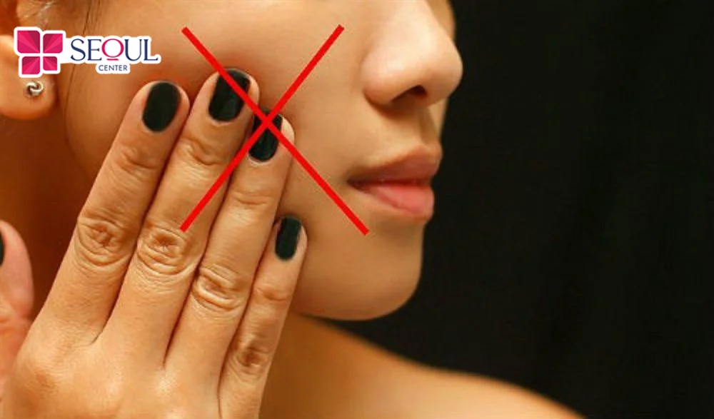 Sau khi tiêm filler không nên sờ chạm vào vùng da tiêm để tránh xô lệch filler