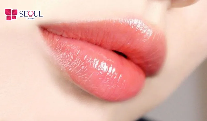 Dáng môi căng mọng tự nhiên giúp làn môi mịn màng rạng rỡ