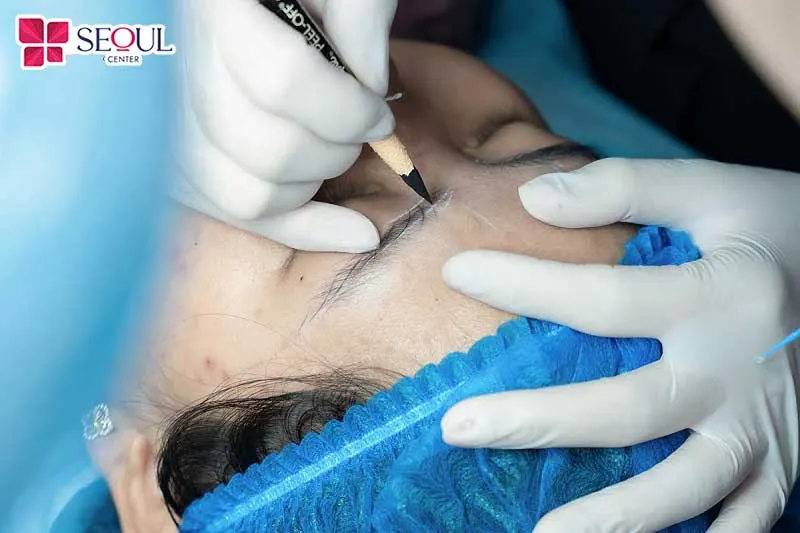 Chuyên viên phun xăm tại Seoul Center thực hiện kỹ thuật Hairstroke rất tỉ mỉ, chi tiết, nhằm mang lại dáng mày đẹp chân thật, tự nhiên